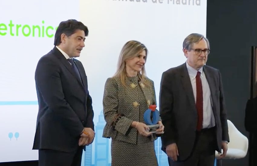 Yolanda de Prado receiving a recognition for Getronics Spain