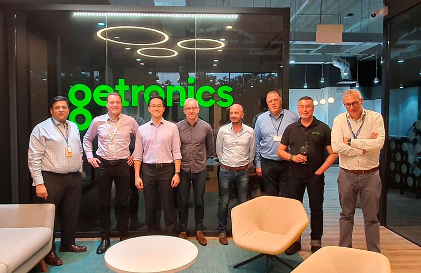 Kenton Fine, segundo por la izquierda, con los equipos EXCO y APAC en las oficinas de Getronics en Singapur.