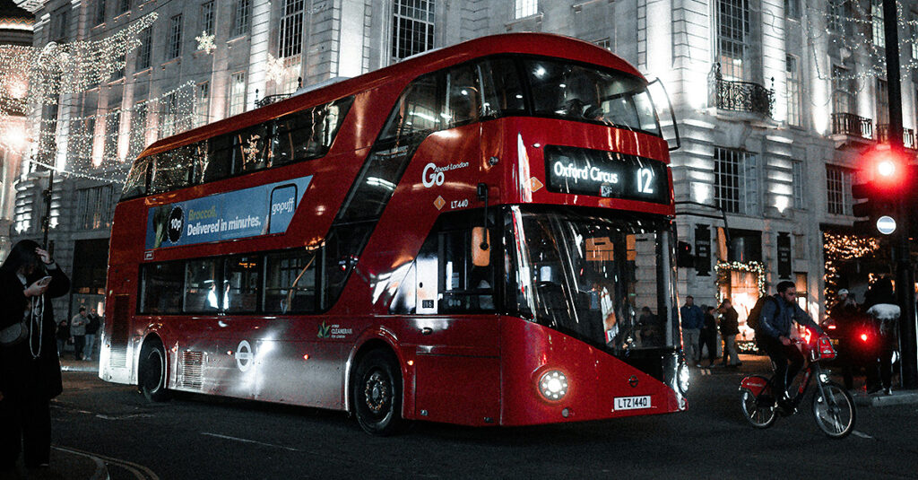 Ônibus público em uma rua de Londres à noite